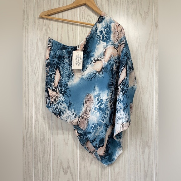 Twenty Ten Gorgeous Blue Seascape Print One shoulder Blouse Size M NWT - Picture 1 of 5